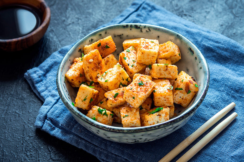 Gebratener Tofu mit Sojasauce und Sesam
